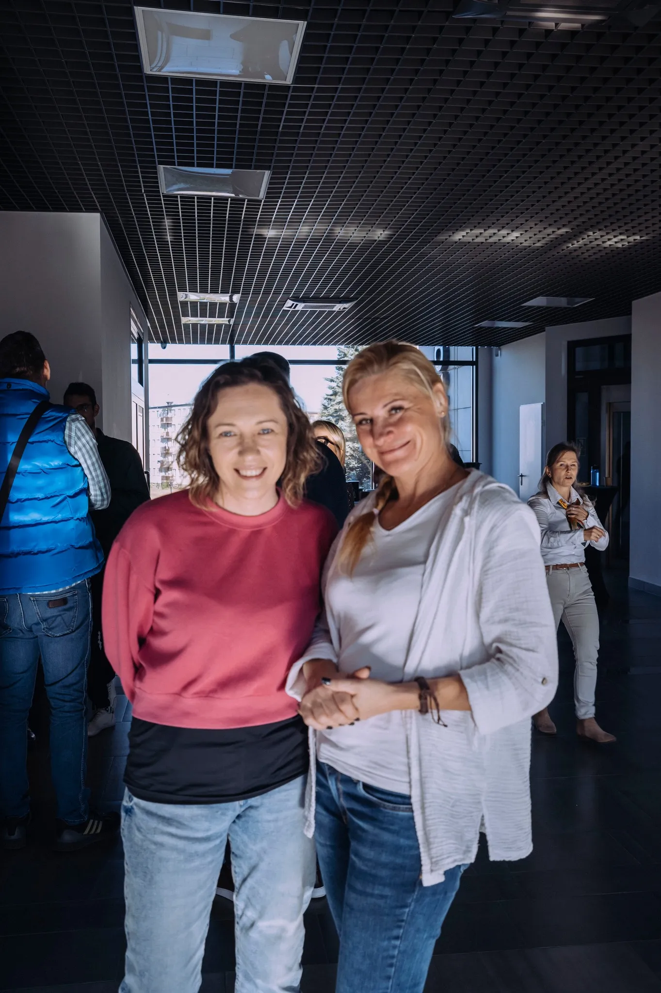 Aranżacja stołu na komunię lub chrzciny w sali eventowej
